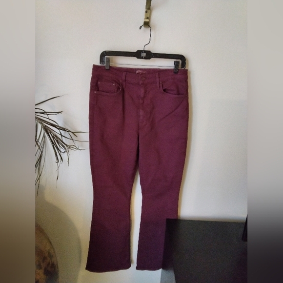 Mother High Waisted Weekender Skimp Flare Jeans in Play Date Burgundy Size 31 - Picture 3 of 12